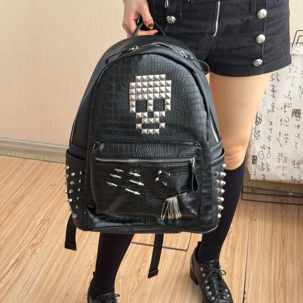 Sewing Zipper - Czarny plecak z nitami w kształcie